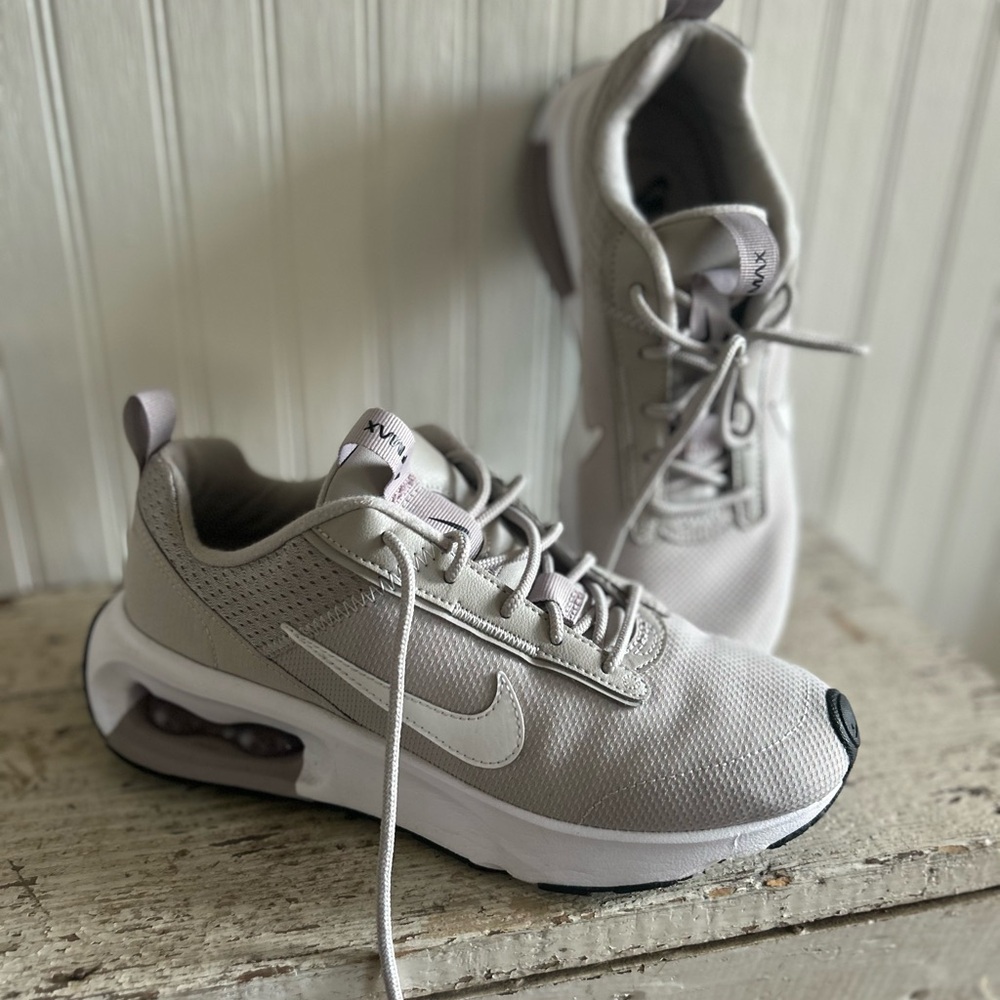 Nike women’s sneakers